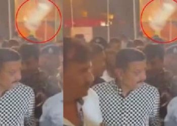 শংকিত বিজেপি! গুজৰাটত পানীৰ বটল দলিয়াই অৰবিন্দ কেজৰিৱালক আক্ৰমণ