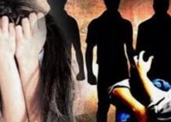 ৰাস্তাৰ পৰা উঠাই নি ছফ্টৱেৰ অভিযন্তা যুৱতীক প্ৰহাৰ, দলবদ্ধ ধৰ্ষণ; ১০অভিযুক্তৰ সন্ধানত আৰক্ষী