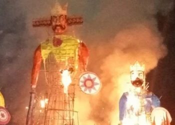 অপশক্তিৰ বিনাশ কামনাৰে গুৱাহাটীৰ নেহৰু ষ্টেডিয়ামত জ্বলিল ১১১ ফুট উচ্চতাৰ ৰাৱণৰ প্ৰতিমূৰ্তি