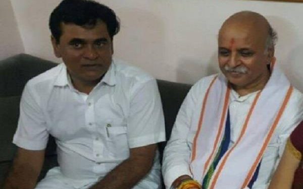 প্রবীন টোগাড়িয়াৰ সৈতে সম্পৰ্কীয় ভাতৃ প্ৰফুল্ল টোগাড়িয়া।
