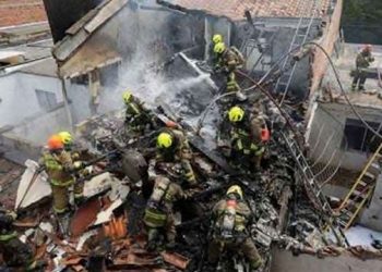 ঘৰৰ ওপৰতে ভাঙি পৰিল বিমান; দুৰ্ঘটনাত যাত্ৰীসহ নিহত ৮ জন