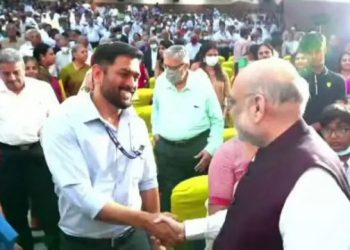 অমিত শ্বাহৰে ঘনিষ্ঠ মুহূৰ্তৰ ছবি, বিজেপিলৈ আহিব নেকি এম এছ ধোনী?