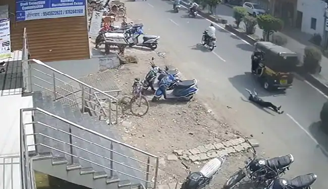 Girl Jumps Out Of Auto To Escape Harassment