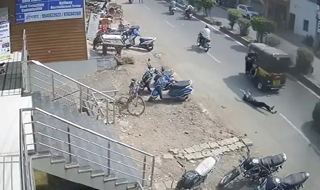 Girl Jumps Out Of Auto To Escape Harassment