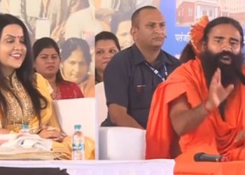 কাপোৰ নিপিন্ধিলেও মহিলাসকলক ভাল লাগে! সস্তীয়া মন্তব্য কৰি শলঠেকত বাবা ৰামদেৱ
