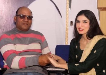 প্ৰেমে নামানে বয়সৰ ঠিকনা :: ৫০ বছৰীয়া বাছ চালকৰ প্ৰেমত হাবুডুবু ২৪ বছৰীয়া মহিলা যাত্ৰী