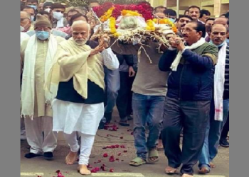 খালি ভৰিৰে মাতৃৰ মৃতদেহ কান্ধত তুলি শ্মশানলৈ নিলে প্ৰধানমন্ত্ৰী মোডীয়ে; কৰিলে মুখাগ্নি