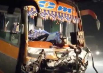 চালকৰ হাৰ্ট এটেক! বছৰটোৰ অন্তিম দিনটোত গুজৰাটত ভয়ংকৰ পথ দুৰ্ঘটনা; বাছ-এছইউভিৰ সংঘৰ্ষত নিহত ৯ জন