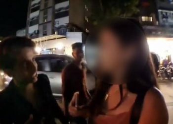 Korean woman YouTuber harassed on Mumbai street