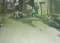 বাংগালুৰুত যুৱকক শিলেৰে আক্ৰমণ কৰি হত্যা ছয়জনীয়া দলৰ: কেমেৰাত বন্দী নৃশংস আক্ৰমণৰ দৃশ্য