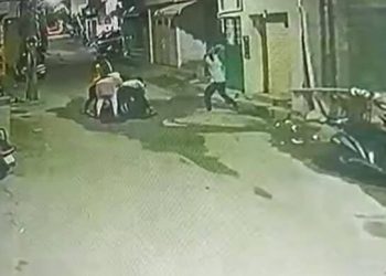 বাংগালুৰুত যুৱকক শিলেৰে আক্ৰমণ কৰি হত্যা ছয়জনীয়া দলৰ: কেমেৰাত বন্দী নৃশংস আক্ৰমণৰ দৃশ্য