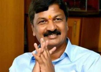 প্ৰতিটো ভোটৰ বাবদ ৬,০০০ টকা দিয়াৰ ঘোষণা; বিজেপি নেতাৰ মন্তব্যই জোকাৰিছে কৰ্ণাটক