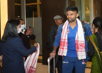 আজি বৰ্ষাপাৰাত ভাৰত-শ্ৰীলংকা; ষ্টেডিয়ামত সাপৰ উপদ্ৰৱ ৰোধ কৰিবলৈ স্প্ৰে কৰা হৈছে কেমিকেল!