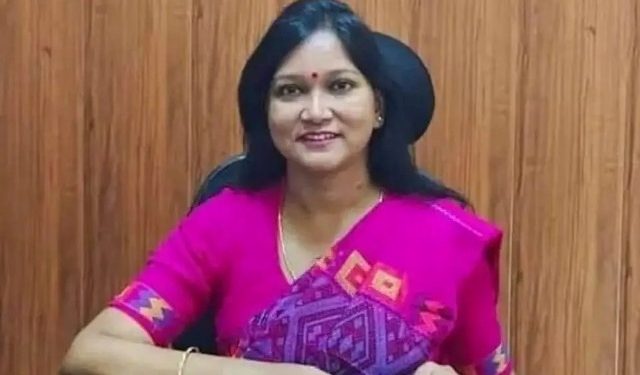 উপায়ুক্ত বৰ্ণালী ডেকা।