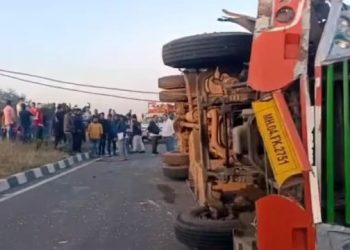 চিৰ্দিলৈ যোৱাৰ পথত নাছিকত বাছ-ট্ৰাকৰ ভয়ংকৰ সংঘৰ্ষত নিহত কমেও ১০ জন; আহত ৩০ৰো অধিক
