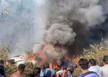 ভয়ংকৰ দুৰ্ঘটনা: ৬৮ জন যাত্ৰীক লৈ ৰানৱেত ভাঙি পৰিল বিমান; ৪০জনৰ মৃতদেহ উদ্ধাৰ