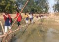 উন্নয়নৰ ফোপোলা স্বৰূপ; পিঠিত কিতাপৰ বেগ লৈ বাঁহৰ সাঁকোৰে বিদ্যালয়লৈ কণকণ ছাত্ৰ-ছাত্ৰী