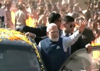 কৰ্ণাটকত প্ৰধানমন্ত্ৰীৰ নিৰাপত্তাত বৃহৎ খেলিমেলি! নিৰাপত্তা বেহু ভাঙি মালা পিন্ধাবলৈ চেষ্টা যুৱকৰ