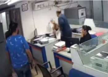 ঋণৰ সমস্যা : বেংকত সোমাই কৰ্মচাৰীক প্ৰহাৰ কৰি গ্ৰেপ্তাৰ হ’ল দুই গ্ৰাহক
