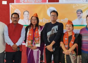 ঝাৰু এৰি হাতত পদুম তুলি ল’লে আপৰ ৱাৰ্ড মেম্বাৰে : বিজেপিত যোগদান কৰিলে উদিতা দাসে