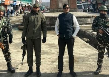 PMOৰ বিষয়া হিচাপে পৰিচয় দি Z+ নিৰাপত্তা লৈ কাশ্মীৰত বৈঠক; গ্ৰেপ্তাৰ গুজৰাটী প্ৰৱঞ্চক!