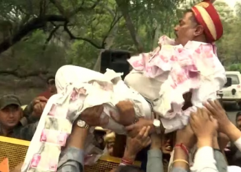 groom in Congress's protest