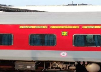 বিমান নহয়, এইবাৰ চলন্ত ৰে’লত শুই অহা মহিলা যাত্ৰীৰ গাত প্ৰস্ৰাৱ টিকট পৰীক্ষকৰ!