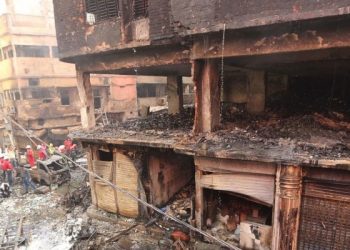বাংলাদেশৰ ৰাজধানীৰ বংগবাজাৰত ভয়ংকৰ অগ্নিকাণ্ড; জুই নিয়ন্ত্ৰণত নামিছে ৫০খন অগ্নিনিৰ্বাপক গাড়ী