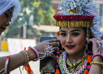 অশান্ত মণিপুৰ : মুখ্যমন্ত্ৰীৰ সভাত জুই লগাই দিলে ক্ষোব্ধ জনতাই, ইণ্টাৰনেট কৰ্তন, ১৪৪ ধাৰা