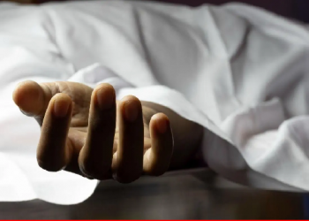 মৰ্মান্তিক! খেলি থকাৰ অৱস্থাতে মাকৰ চাদৰত চিপ লাগি মৃত্যু খুমটাইৰ কিশোৰৰ