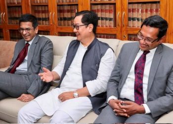 কি আছে! ছ’চিয়েল মিডিয়াত ভাইৰেল ৰিজিজু আৰু মুখ্য ন্যায়াধীশ চন্দ্ৰচুড়ৰ পুৰণি ভিডিঅ’