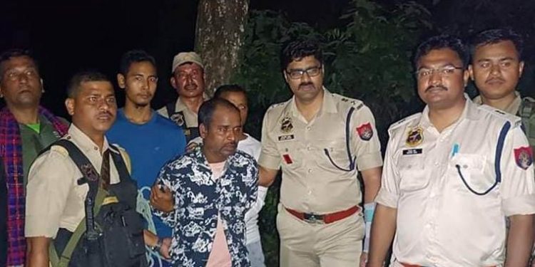 গ্রেপ্তাৰৰ পিছত আনন তাঁতী।