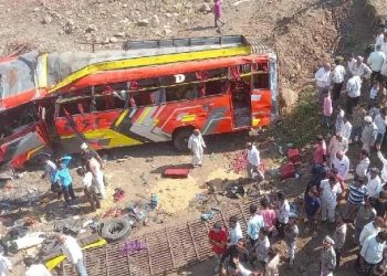 মধ্যপ্ৰদেশত দলঙৰ পৰা বাগৰি পৰি দুৰ্ঘটনাগ্ৰস্ত যাত্ৰীবাহী বাছ; ১৫জনৰ মৃত্যু, আহত ২৫জন