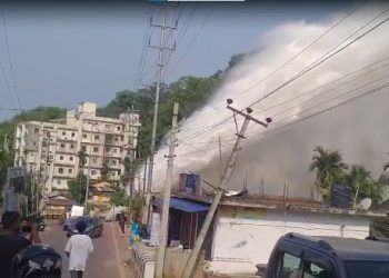 মহানগৰীৰ খাৰঘূলিত জাইকাৰ পানীৰ পাইপ বিস্ফোৰণ ঘটি আহত বহুকেইজন লোক