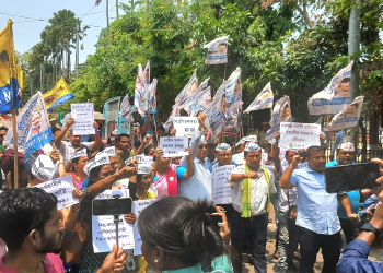 ধৰ্ষণকাৰী বিজেপি নেতাক গ্ৰেপ্তাৰৰ দাবীত দীঘলী পুখুৰীত আপৰ প্ৰতিবাদ, প্ৰতিবাদকাৰীক আটক