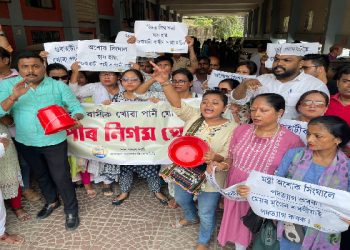 নাই পানী যোগান : হাতে হাতে বাল্টি লৈ আপৰ সদস্যই ঘেৰাও কৰিলে পৌৰ নিগমৰ কাৰ্যালয়