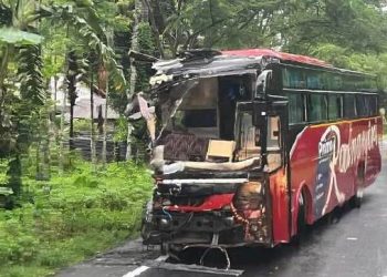 পুৱতি নিশা কলিয়াবৰত নৈশ বাছ-ট্ৰাকৰ সংঘৰ্ষত থিতাতে নিহত এজন; আহত বহুকেইজন বাছ যাত্ৰী