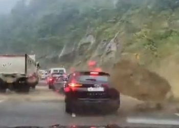 চকুৰ পলকতে পাহাৰৰ পৰা খহি পৰা শিলে ভাঙি পেলালে গাড়ী; মৃ্ত্যু ২জনৰ, চাওক ভিডিঅ’