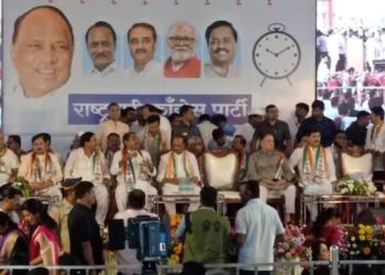 শপতনামাত স্বাক্ষৰ কৰিও শান্তি নাই, হোটেলত বন্দী অজিত শিবিৰৰ বিধায়ক; দিল্লীলৈ শাৰদ পাৱাৰ