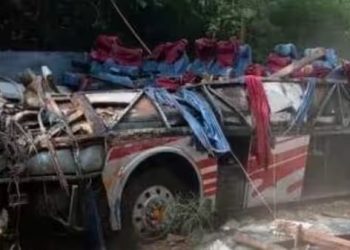 ধুমুহাৰ গতিৰে চলিছিল বাছখন, পথৰ পৰা ছিটিকি গৈ পৰিল খাৱৈত; ২৯ জনৰ মৃ্ত্যু, আহত ১৭