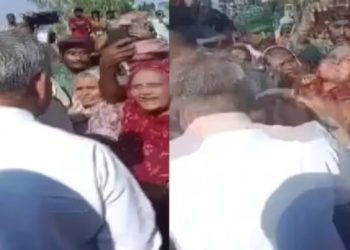 একাঁঠু পানীত থিয় হৈ বিধায়কৰ গালত প্ৰচণ্ড চৰ মহিলাৰ; ক্ষুব্ধ কণ্ঠেৰে প্ৰশ্ন,”এতিয়া কিয় আহিছে?”