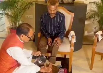 প্ৰস্ৰাৱ কাণ্ডৰ পিছত মুখ্যমন্ত্ৰী শিৱৰাজ সিং চৌহানে জনজাতীয় শ্ৰমিকৰ ভৰি ধুই কৰিলে সেৱা-সৎকাৰ