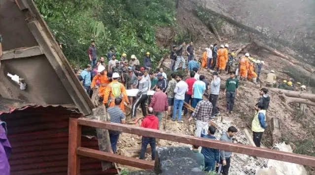ধাৰাসাৰ বৰষুণত শিমলাত ভাঙি পৰিল শিৱ মন্দিৰ; কমেও ৯ জনৰ মৃত্যু, আৱদ্ধ বহু ভক্ত
