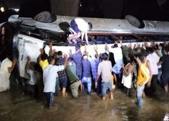 নিয়ন্ত্ৰণ হেৰুৱাই দলঙৰ ৰেলিং ভাঙি নদীত পৰিল তীৰ্থযাত্ৰীৰ বাছ; কমেও ৩ জন নিহত, আহত ২৪