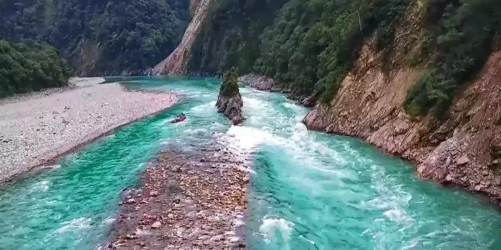 পৰশুৰাম কুণ্ডত পবিত্ৰ স্নান কৰি থকা অৱস্থাত নিৰুদ্দেশ একেটা পৰিয়ালৰ ৩ জন সদস্য
