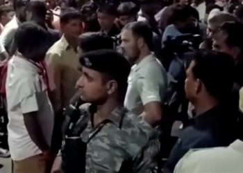 শাক-পাচলিৰ মূল্যবৃদ্ধিত জুৰুলা সাধাৰণ জনতা; পৰিস্থিতিৰ বুজ ল’বলৈ পুৱাই দিল্লীৰ বজাৰত ৰাহুল গান্ধী
