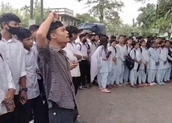মহাবিদ্যালয়ৰ ভিতৰতে অধ্যক্ষৰ মদৰ আদ্দা : উত্তাল প্ৰতিবাদ ছাত্ৰ-ছাত্ৰীৰ