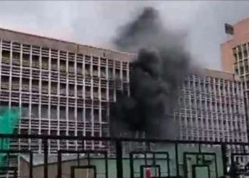 দিল্লী এইমছত বিধ্বংসী অগ্নিকাণ্ড; আতংকিত ৰোগী, আত্মীয়