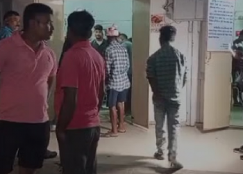 এটাৰ পিছত আন এটা ঘটনাই কঁপাইছে গোলাঘাট, দাৰে ঘপিয়াই তিনিজনক হত্যাৰ চেষ্টা সুৰাপায়ীৰ