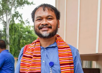 বিধান সভাত পত্নীৰ  ভূমি কেলেংকাৰীৰ সম্পৰ্কে উত্তৰ দিয়ক – মুখ্যমন্ত্ৰীক প্ৰত্যাহ্বান জনালে অখিল গগৈয়ে!
